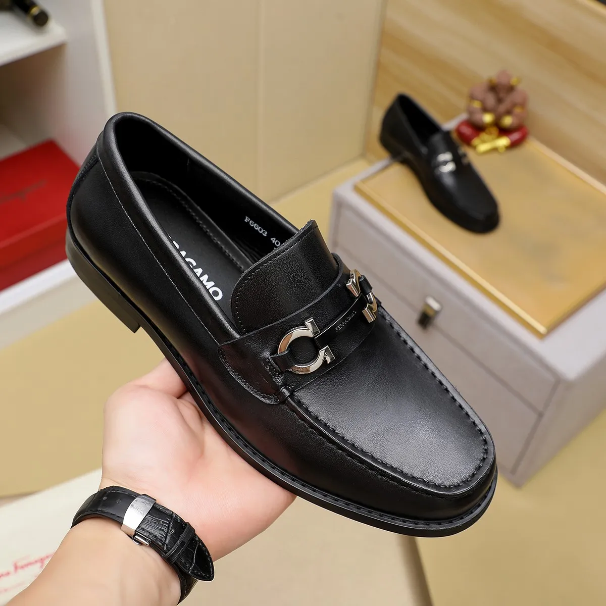 Men's shoes 💰460 🔥 Ferragamo new men's casual slip-on shoes 🇨🇳 Official website original 1:1 mold, original quality 💯 fine workmanship, high-end luxury ☘ The upper is made of imported Italian first-layer cowhide 🌴 Luxurious water dyeing 🐂 Leather lining 🍓 Rubber wear-resistant and non-slip outsole, breathable and comfortable to wear 🍍 The first choice for high-taste men, color optional! Code number 38-44 (45.46. Customized)